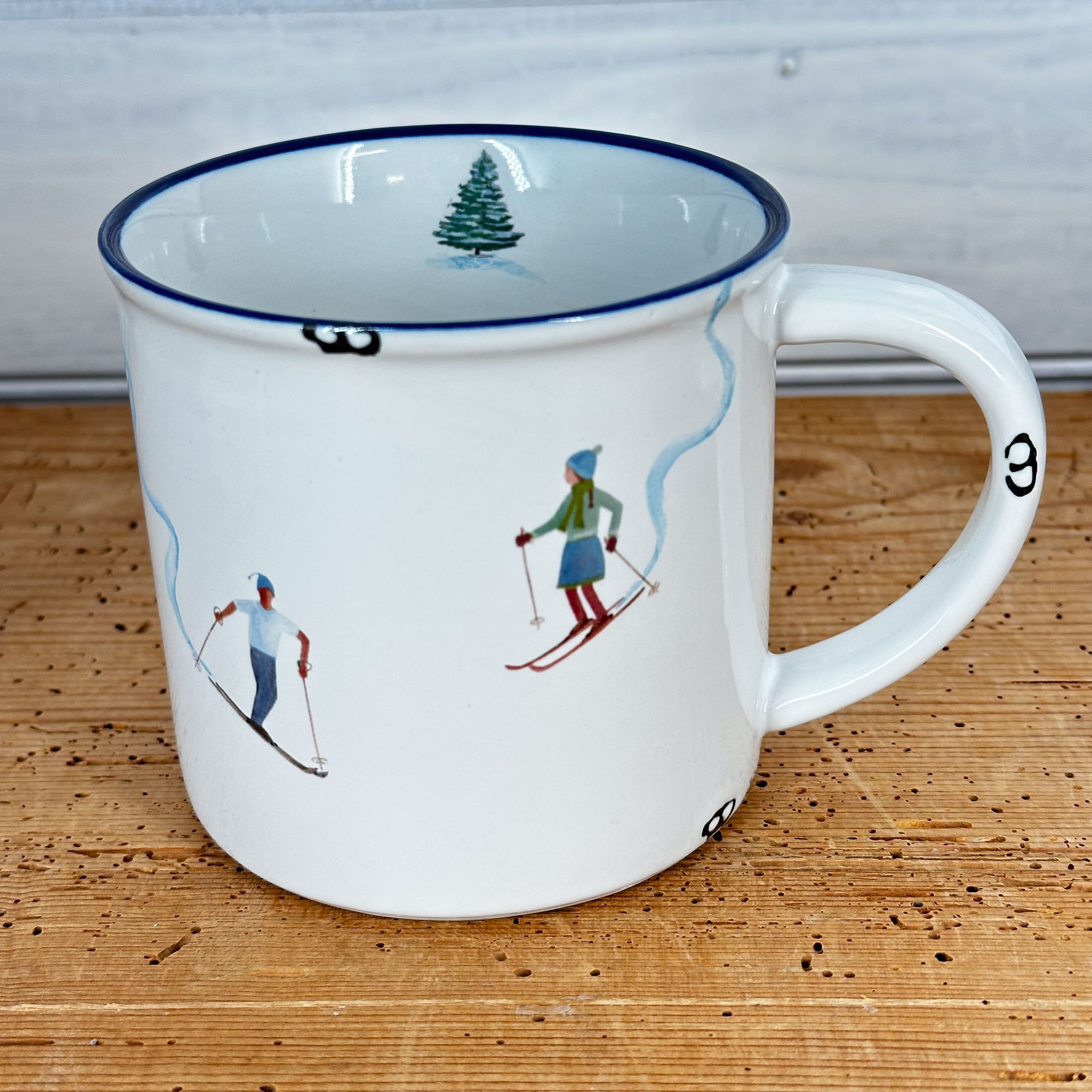 Keramiktasse mit Schifahrern und Wedelspuren,Größe 1: 10x10cm