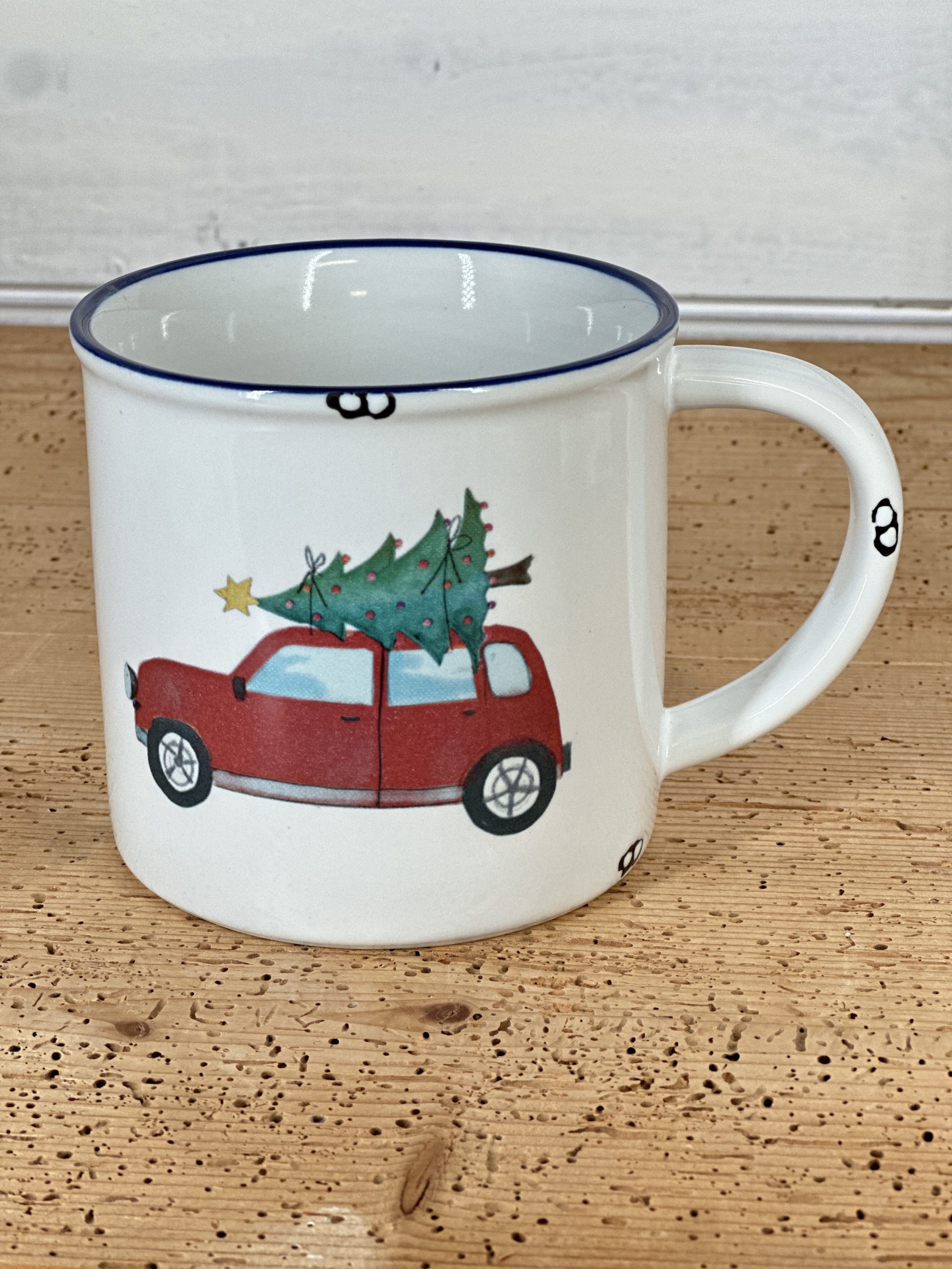 Keramiktasse 460 ml Weihnachtsmotiv, rotes Auto mit Christbaum