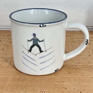 Keramiktasse im Emaille- Look 460 ml,  mit einem Schifahrer in Grätschschritt