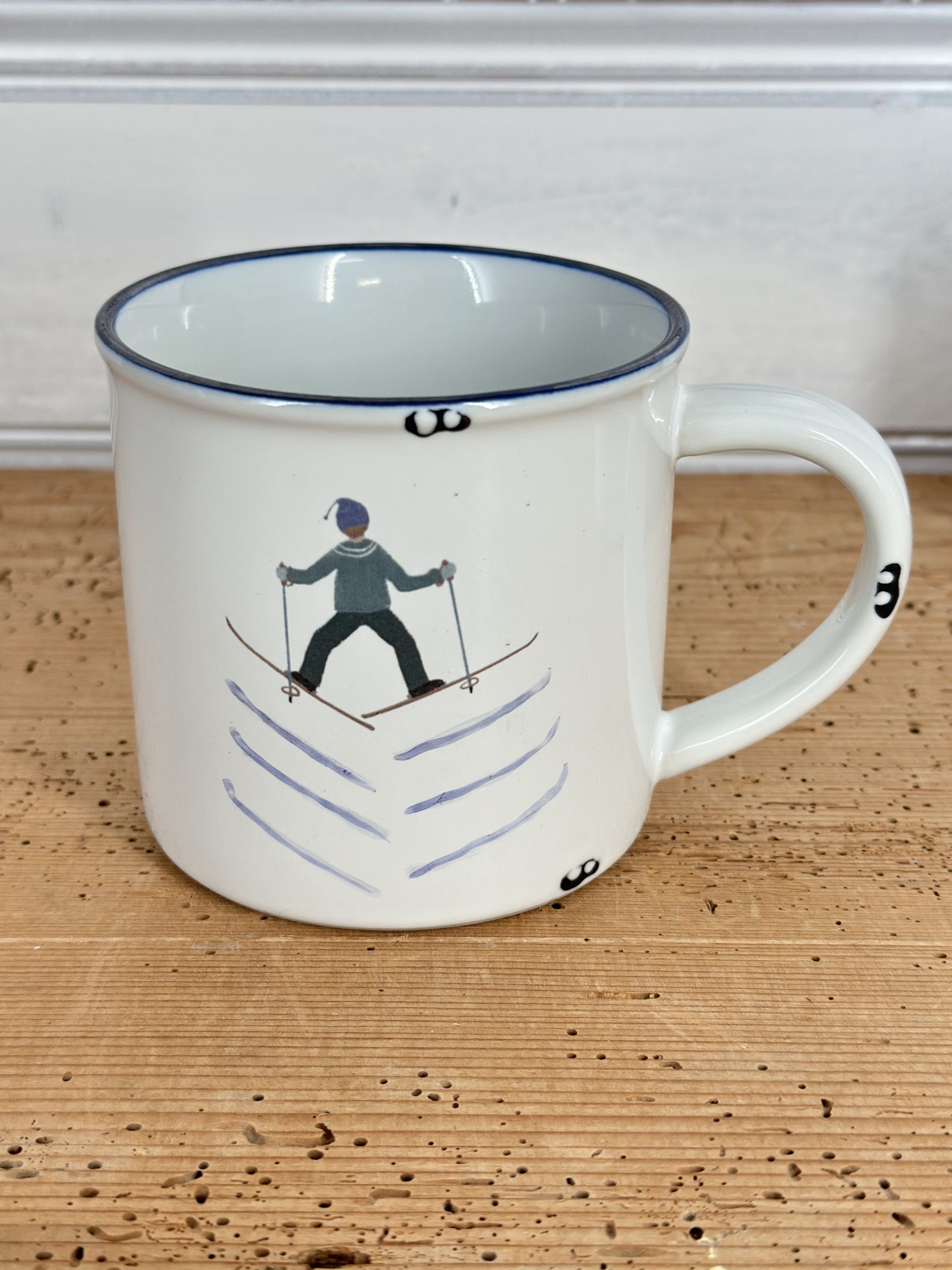 Keramiktasse im Emaille- Look 460 ml, mit einem Schifahrer in Grätschschritt